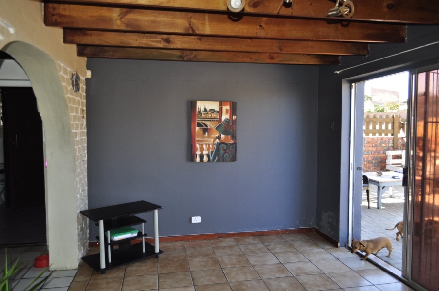 6 Bedroom Property for Sale in Wavecrest Eastern Cape